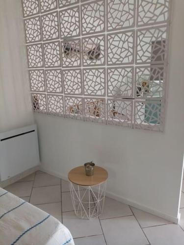 a corner of a room with a table and a mirror at Appartement calme dans villa, piscine et spa et mer in Portiragnes