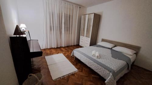 Gulta vai gultas numurā naktsmītnē Apartman Petra 8 Šibenik