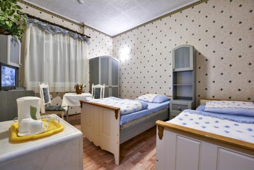 Ośrodek Wypoczynkowy Puszczyk Dwuosobowe pokoje z łazienką z widokiem na las