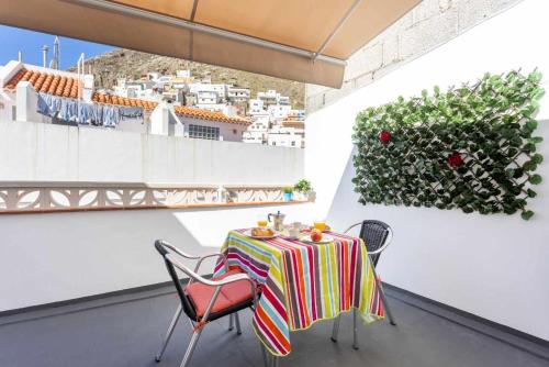 a table and chairs on a balcony with a view at Holiday House en San Andrés cerca de playa & WIFI in San Andrés