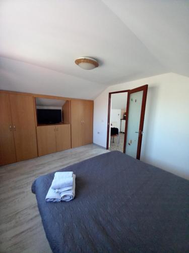 a bedroom with a bed with a towel on it at Perfekte Rast in Sibiu