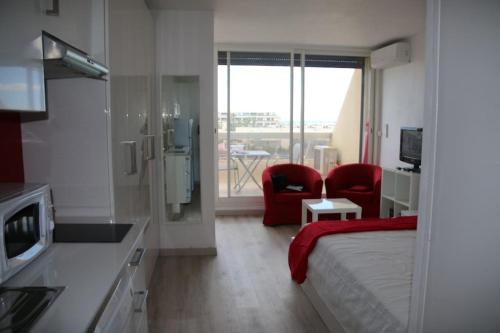 Studio 99, Héliopolis E au village naturiste