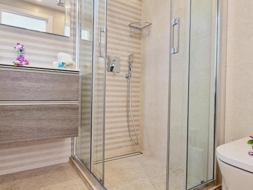 una doccia con una porta in vetro in un bagno di Rooftop Las Vistas, 2 bedrooms First Line a Los Cristianos