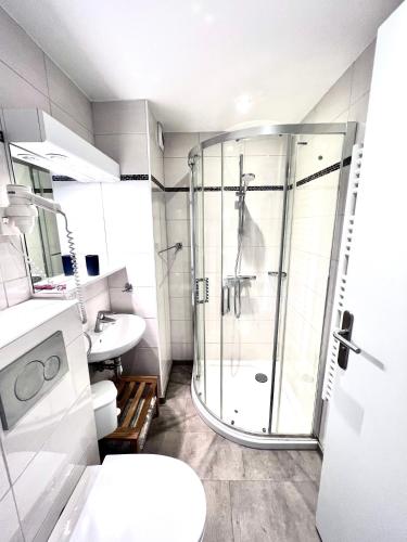 une salle de bain avec une douche, des toilettes et un lavabo dans l'établissement 