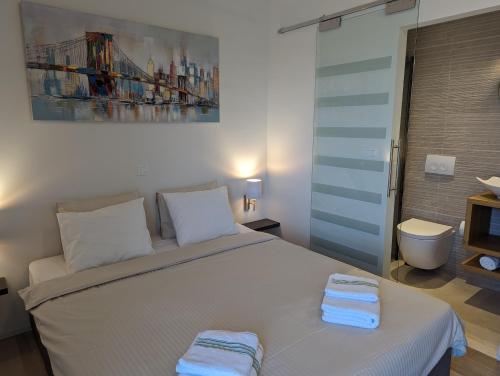 ein Schlafzimmer mit einem Bett mit zwei Handtüchern darauf in der Unterkunft Villa Vinisce View in Vinišće