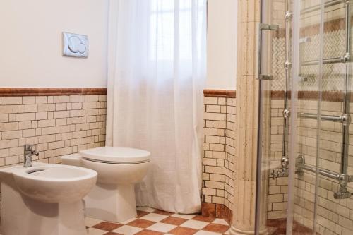 a bathroom with a toilet and a shower at Mirabila Pompei in Pompei
