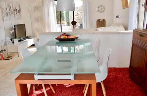 Η κουζίνα ή μικρή κουζίνα στο maison bertuli Oliviers Aircon, heated saltwater Pool, 2 Bedrooms