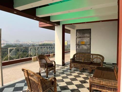 un patio con mesa y sillas en la azotea en SRH HOTEL, en Greater Noida