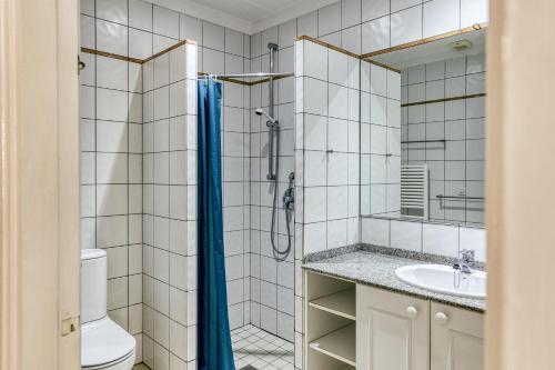 Ένα μπάνιο στο Art- Apartamentos Revilla Tacke E