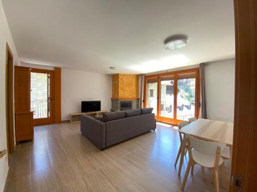 a living room with a couch and a table at Era de Caçador in Llavorsí