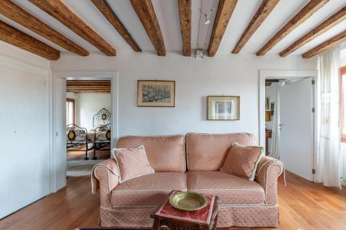 a living room with a couch and a table at Appartamento Calle Furlani in Venice