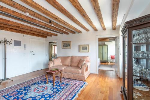 a living room with a couch and a table at Appartamento Calle Furlani in Venice