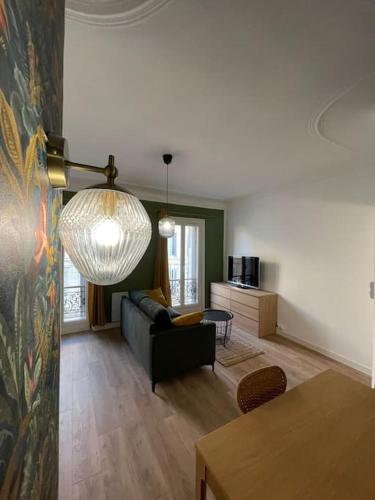 un salon avec un canapé et une table dans l'établissement Superbe Appartement Cosy 2 Min Métro Joliette, à Marseille