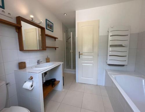 une salle de bain avec un lavabo, une baignoire et des toilettes dans l'établissement Villa provençale Les Figuiers 3 étoiles - Piscine chauffée, à Lorgues
