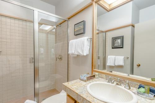 Ванна кімната в Wildflower Condo 607 - Access to Sun Valley pool, tennis and golf