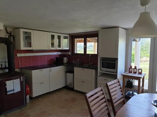 Кухня или мини-кухня в Petit Paradis
