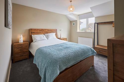 Un dormitorio con una cama grande y una ventana. en Host & Stay - Beachcomber's Rest, en Seahouses