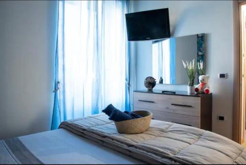 een slaapkamer met een bed, een dressoir en een televisie bij Exclusive Location in Caserta