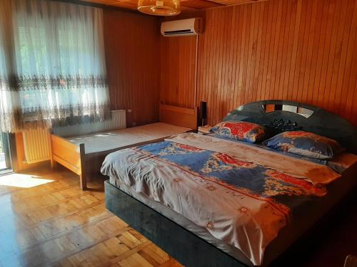 een slaapkamer met een groot bed en een raam bij Privatni smještaj Radić in Teslić