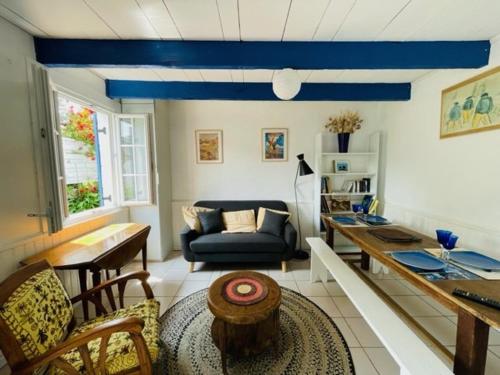 un salon avec un plafond bleu dans l'établissement Maison de pêcheur calme à Trégastel avec jardin clos, proches commerces et plage, 3 pers, 3 étoiles - FR-1-542-51, à Trégastel