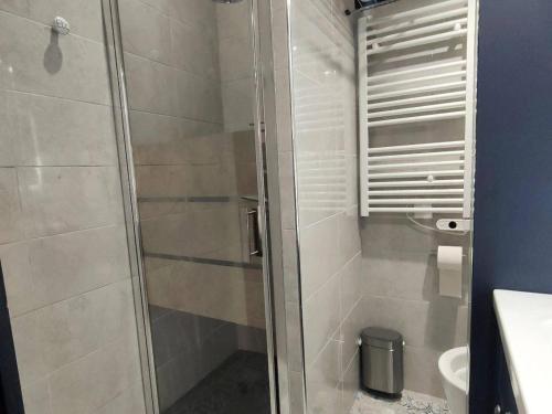 une douche avec une porte vitrée dans une salle de bain dans l'établissement Charmant T2 avec balcon pour 2 pers à Cauterets, tout équipé, proche pistes - FR-1-234-306, à Cauterets