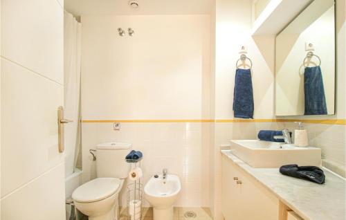 プラヤ・フラメンカにあるBeautiful Apartment In Orihuela With 2 Bedrooms, Wifi And Outdoor Swimming Poolの白いバスルーム(トイレ、シンク付)