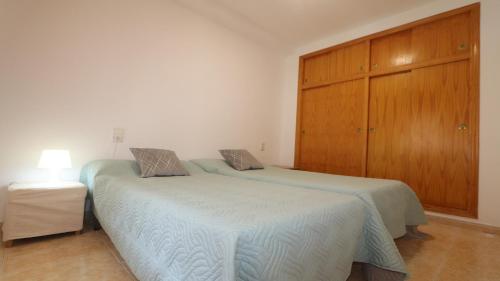 トレビエハにあるApartmento Torrevieja 4248のベッドルーム1室(隣り合わせのベッド2台付)