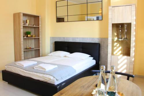 sypialnia z dużym łóżkiem i drewnianym stołem w obiekcie APART MAZURY Apartamenty na Mazurach w Orzyszu