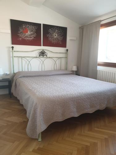 1 dormitorio con 1 cama grande y suelo de madera en Residenza Tiziana Venezia, en Venecia
