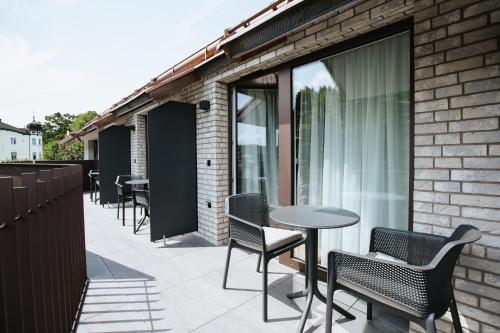a row of chairs and tables on a patio at Hotel Gleiserei in Oberndorf bei Salzburg