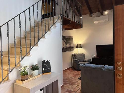 Green Villa - CityDoor في Lacchiarella: غرفة معيشة بها درج وأريكة