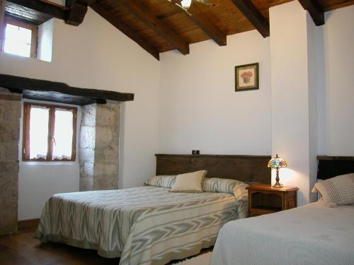 een slaapkamer met 2 bedden en een raam bij Casa Rural Pierresena en Larrayoz, Navarra in Arístregui