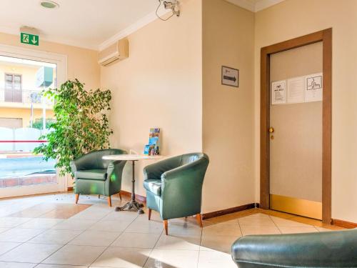 uma sala de espera com cadeiras e uma mesa em Comfy Apartment near Rimini Adriatic Coast with a Sea View em Rimini