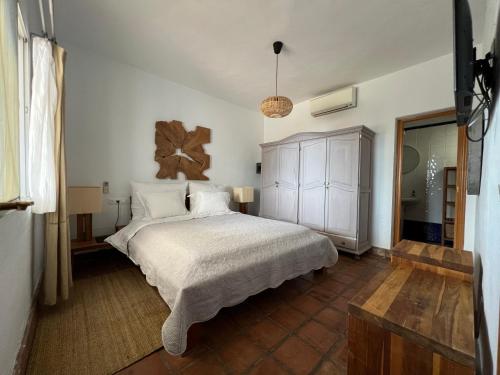 een slaapkamer met een groot wit bed in een kamer bij LA HIGUERA in Torrox