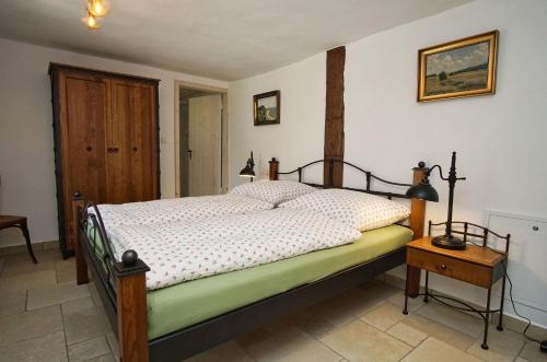 Neuendorfにあるstrandnahe Idylle am Meer, private Badestelle mit Strandkorb - Gutshof Ostseeblick FeWo Nr 04の部屋にベッドがある寝室