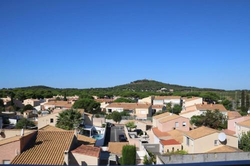 uma vista para uma cidade com casas em Studio 589, Port Soleil au village naturiste em Cap d'Agde