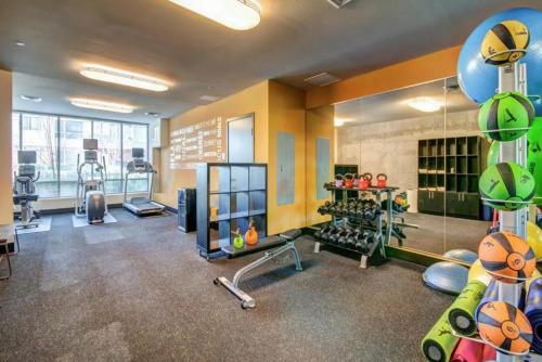 Gallery image of Bellevue 2BR w BBQ Gym WD walkable area SEA-315 in Redmond