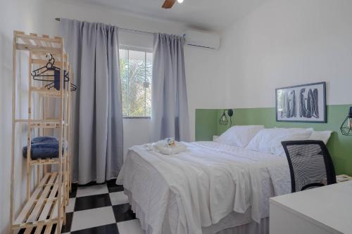 a bedroom with a bed and a checkered floor at Apto a 300 metro da praia - WIFI 200MB - TV Smart - Cozinha equipada - Ar condicionado in Rio das Ostras