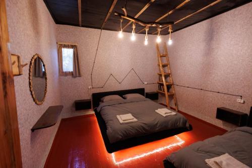 Ein Bett oder Betten in einem Zimmer der Unterkunft MELQONYAN'S Guest House & Coffee
