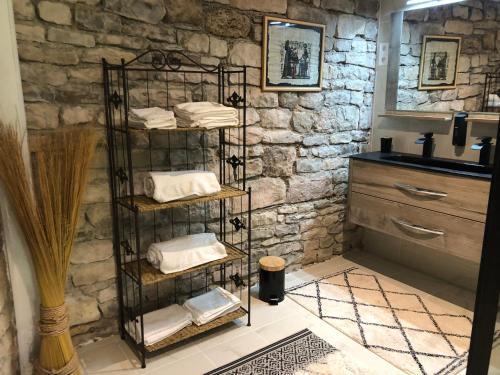 ボズールにあるLes rives du Dourdouのバスルーム(タオルラック、シンク付)