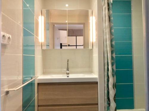 une salle de bain avec un lavabo et un miroir dans l'établissement Studio 322, Port Vénus au village naturiste, au Cap d'Agde