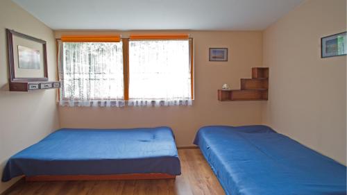 1 dormitorio con 2 camas y ventana en Domek na Mazurach en Mrągowo