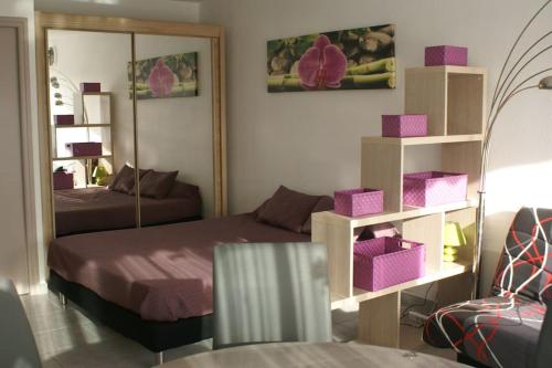 Studio 52, Héliopolis E au village naturiste