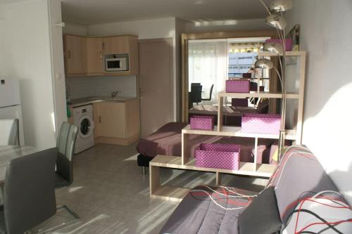 une pièce avec une cuisine et un salon dans l'établissement Studio 52, Héliopolis E au village naturiste, au Cap d'Agde