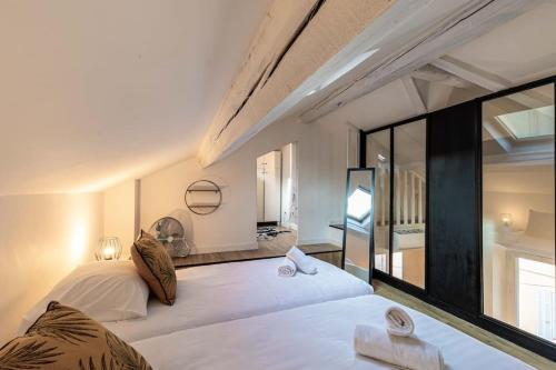 - une chambre avec 2 lits blancs et une grande fenêtre dans l'établissement 3 LEGOF - Charmant appartement 4 couchages centre Cannes, à Cannes