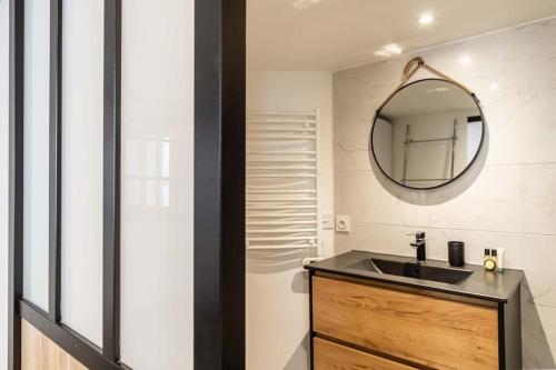 une salle de bain avec un lavabo et un miroir dans l'établissement 3 LEGOF - Charmant appartement 4 couchages centre Cannes, à Cannes