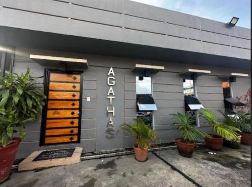 ein Gebäude mit Pflanzen davor in der Unterkunft Agathas Hotel powered by Cocotel in Quezon