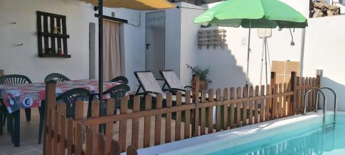 Fotografia z galérie ubytovania CASA RURAL EN GRANADA CON CHIMENEA, PISCINA PRIVADA Y BARBACOA LA CASITA DE TóZAR v destinácii Tózar