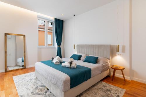 - une chambre avec un lit avec deux animaux rembourrés dans l'établissement Luxury rooms Volat Old Town, à Zadar