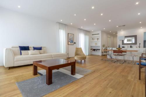 Entire Villa, Bay Views, Private Rooftop & BBQ